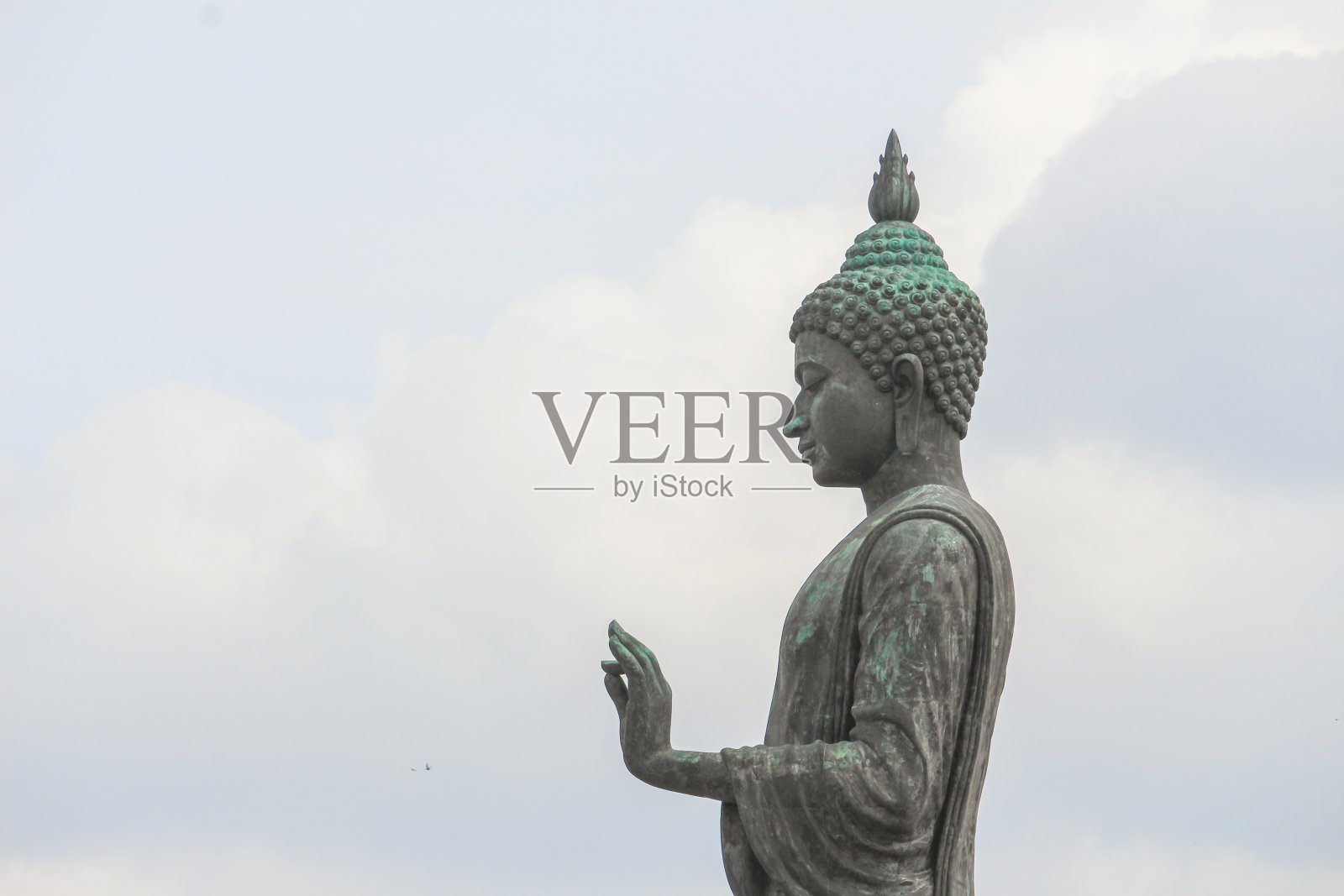 古老的大佛，以蓝天为背景照片摄影图片