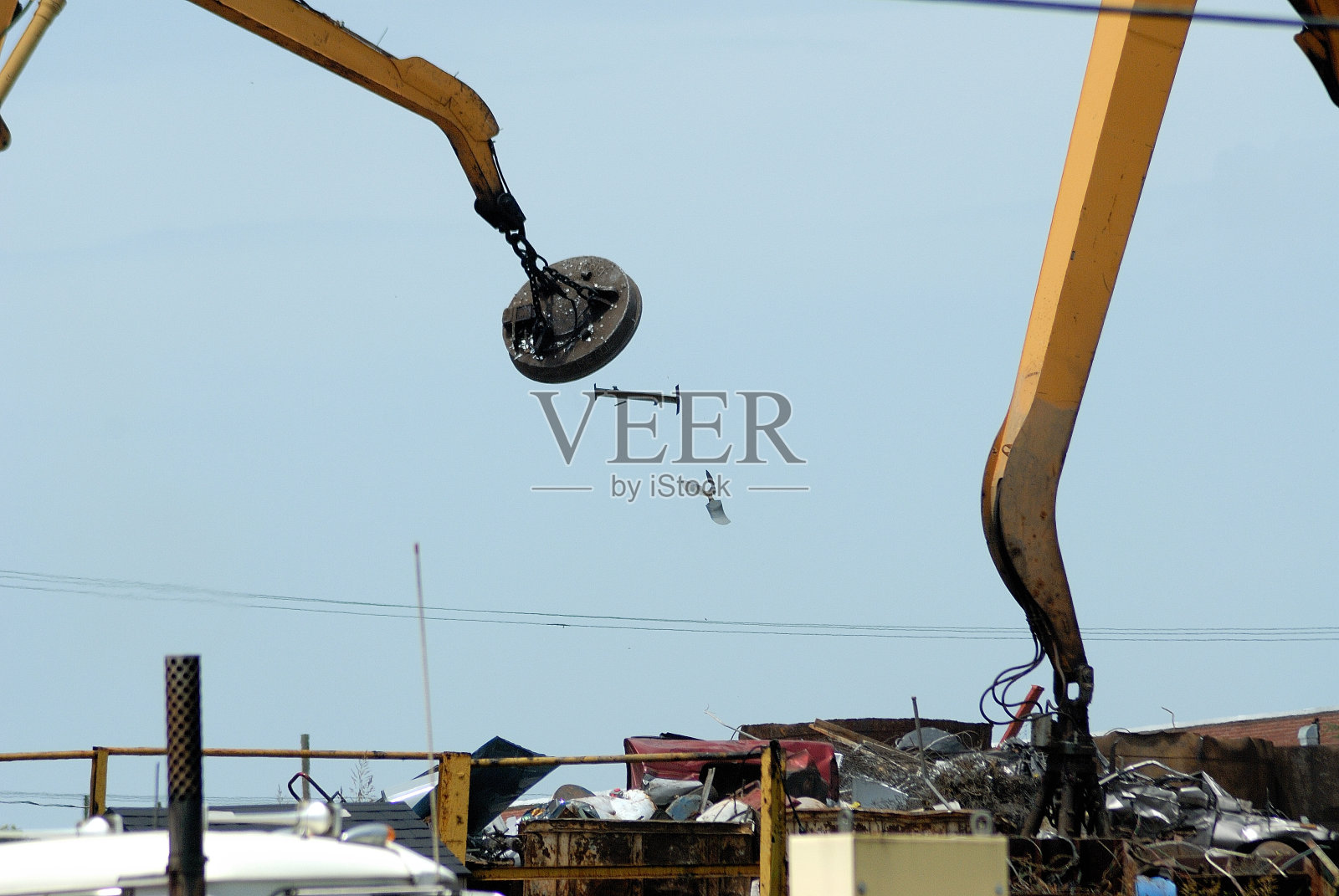 在废料场用磁铁丢弃金属零件照片摄影图片