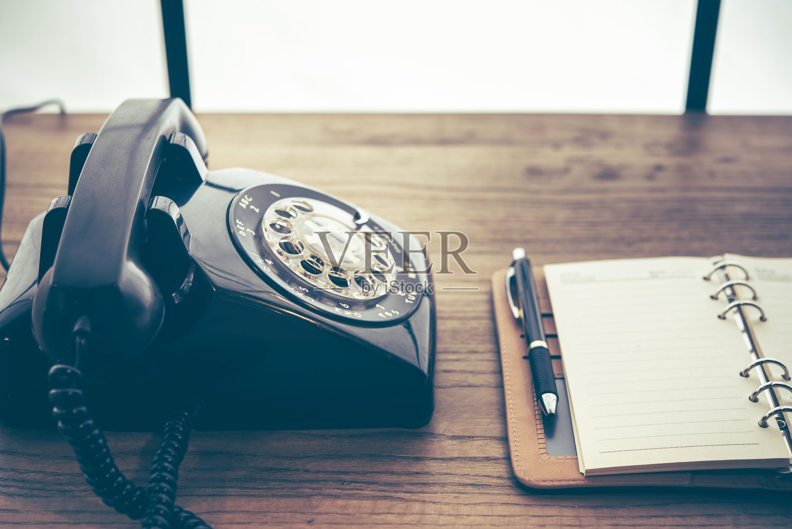 旧的黑色手机，有灰尘和划痕照片摄影图片