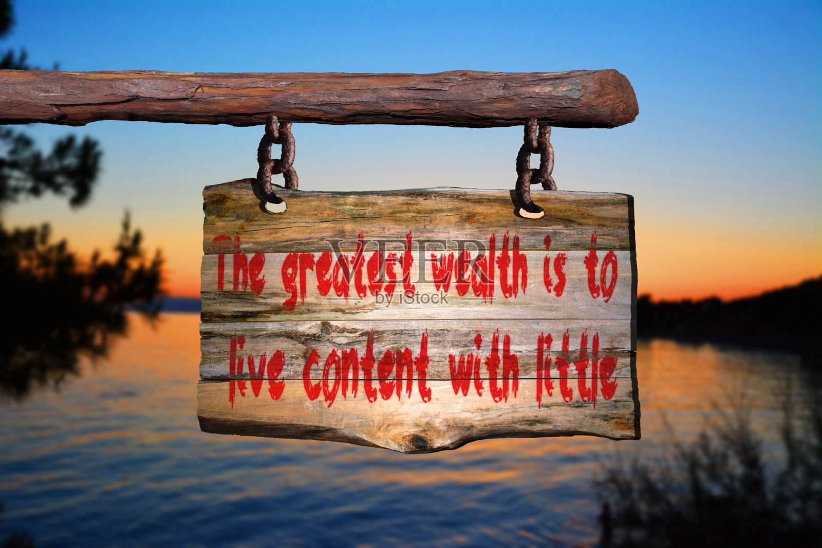 财富引用在老木头上照片摄影图片