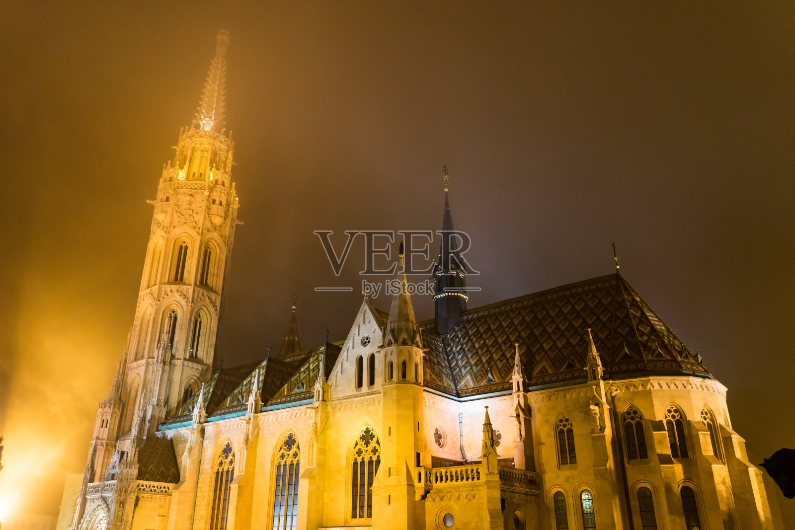 马提亚教堂的夜景。照片摄影图片