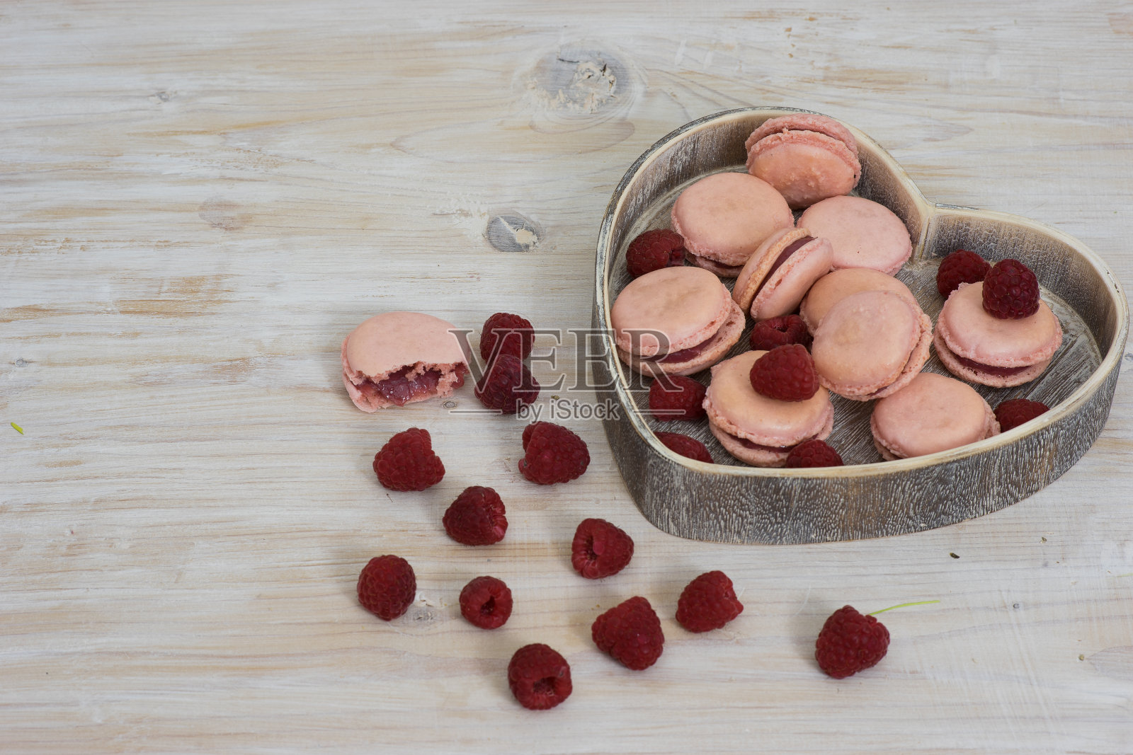 情人节心形托盘里的覆盆子马卡龙照片摄影图片