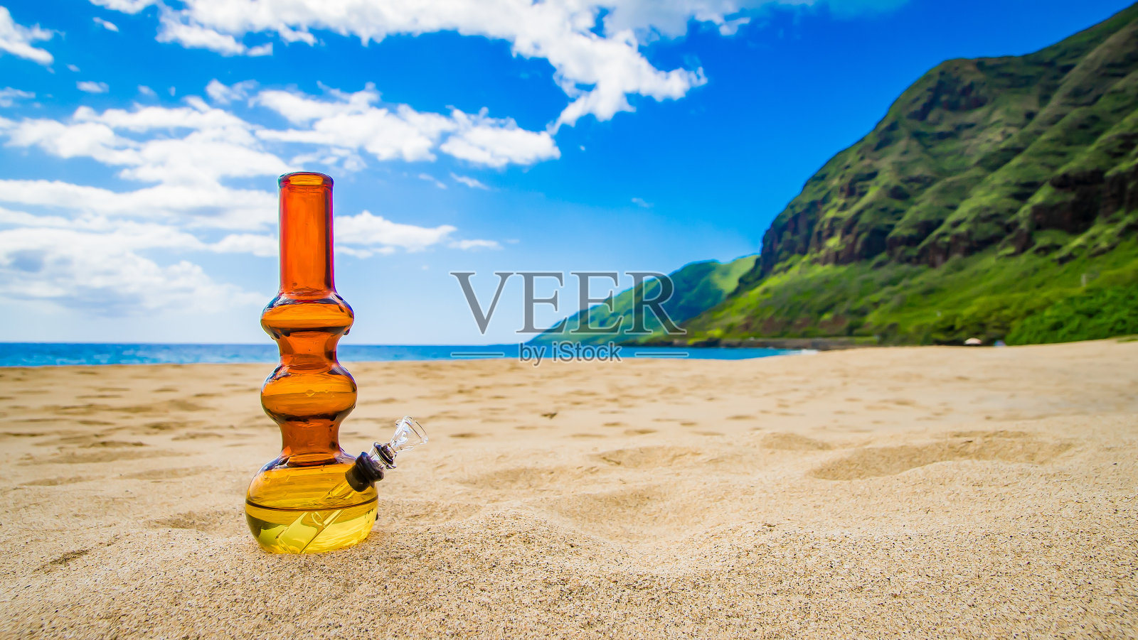 岛上海滩上美丽的烟筒照片摄影图片