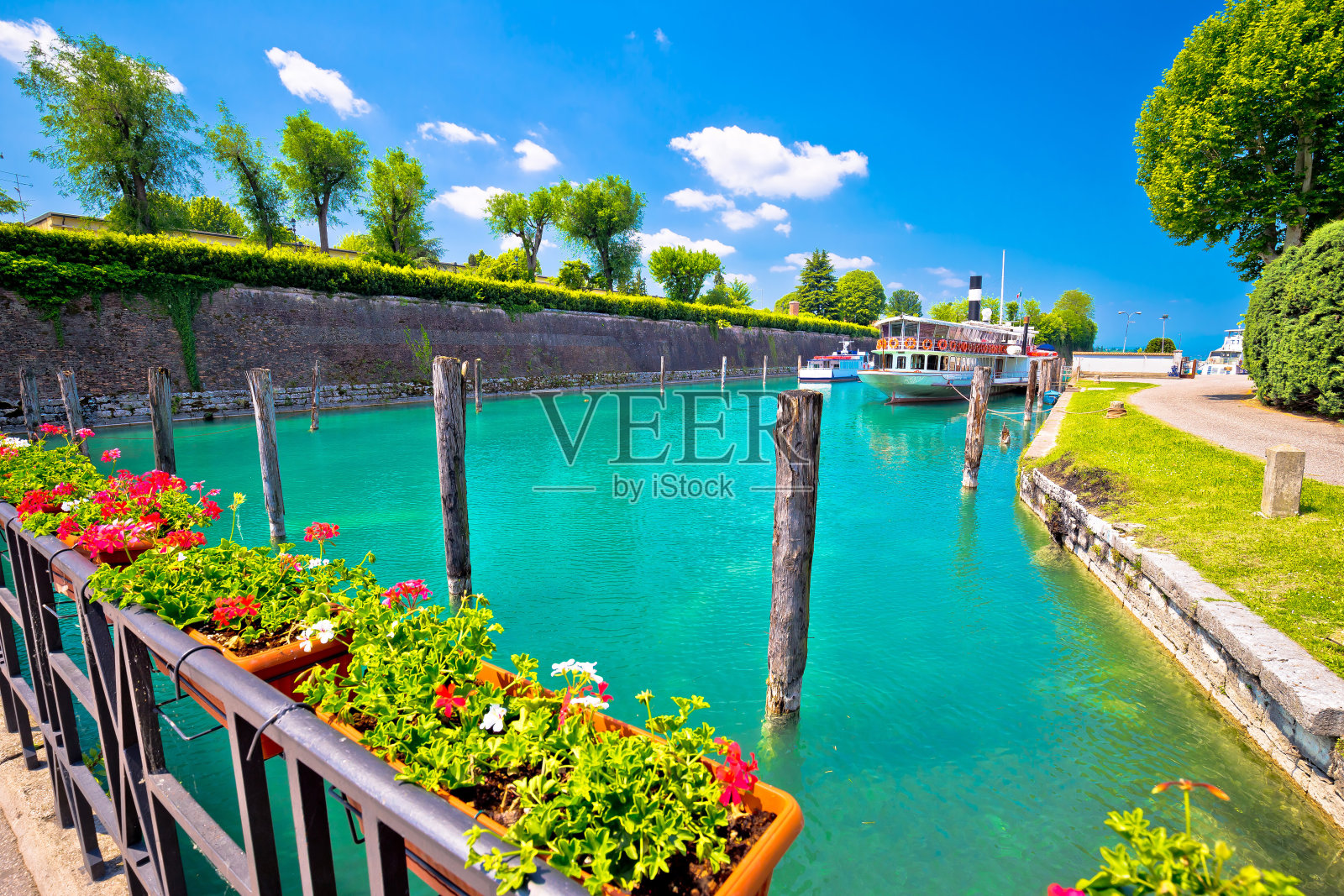 Peschiera del Garda碧绿的滨水景观，意大利加尔达湖的旅游目的地照片摄影图片