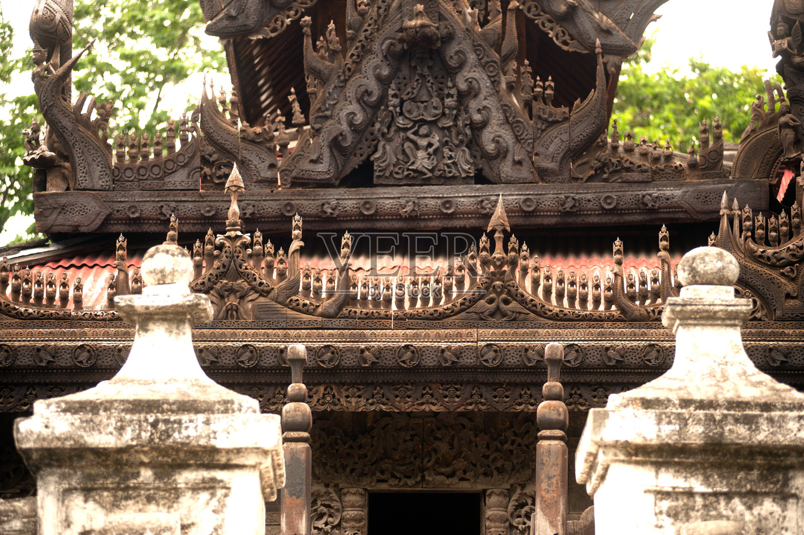 缅甸曼德勒Shwenandaw修道院的木雕。照片摄影图片