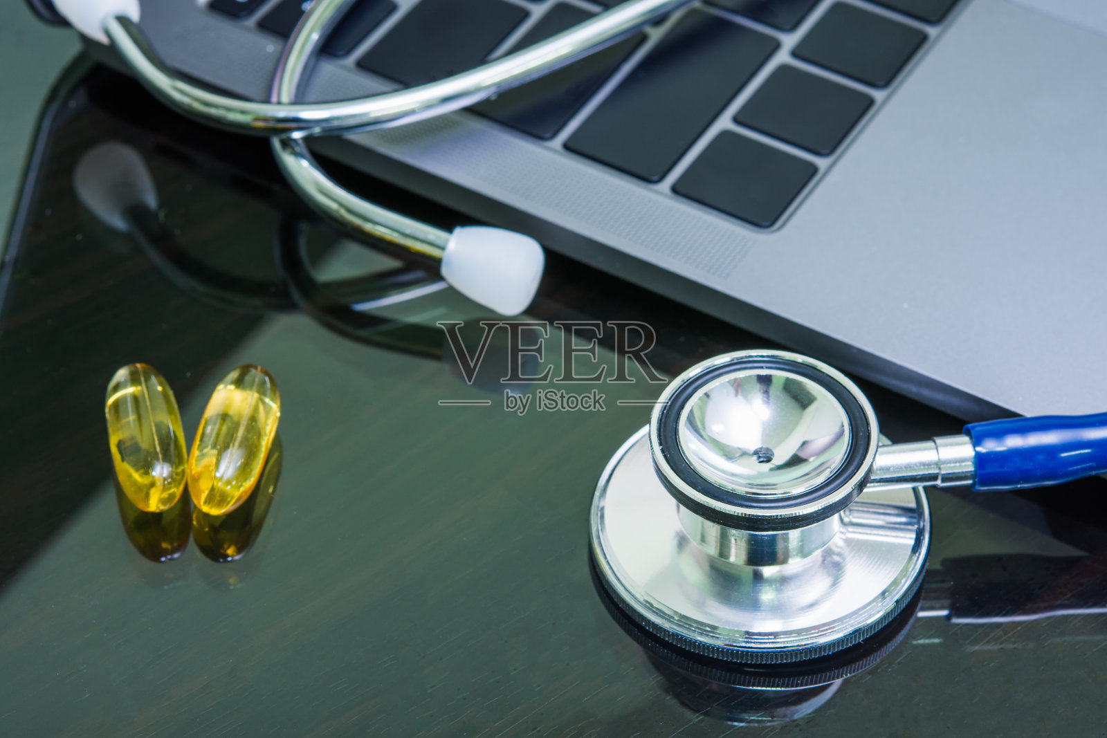 听诊器和药物胶囊附近的电脑笔记本电脑照片摄影图片