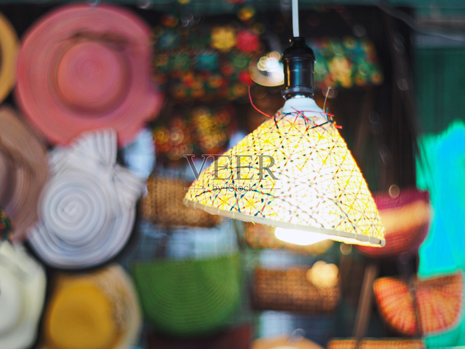 复古灯与帽子模糊背景。照片摄影图片