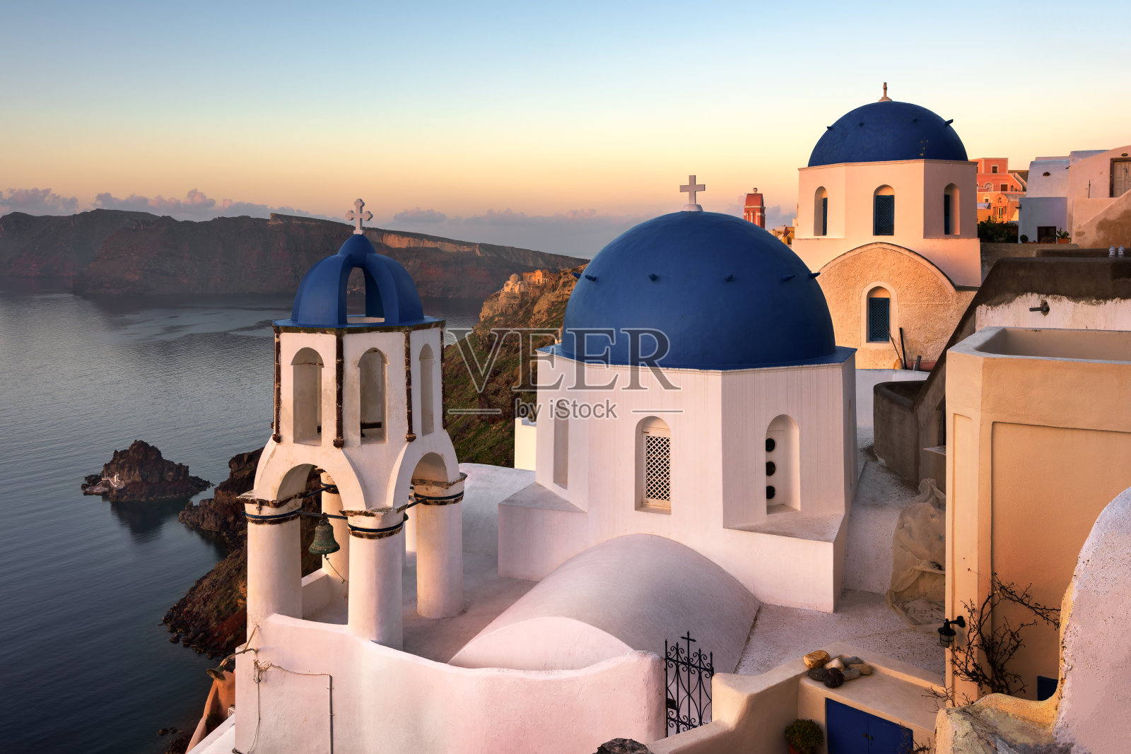 希腊圣托里尼岛伊亚的圣斯比里顿教堂和阿纳斯塔西斯教堂照片摄影图片