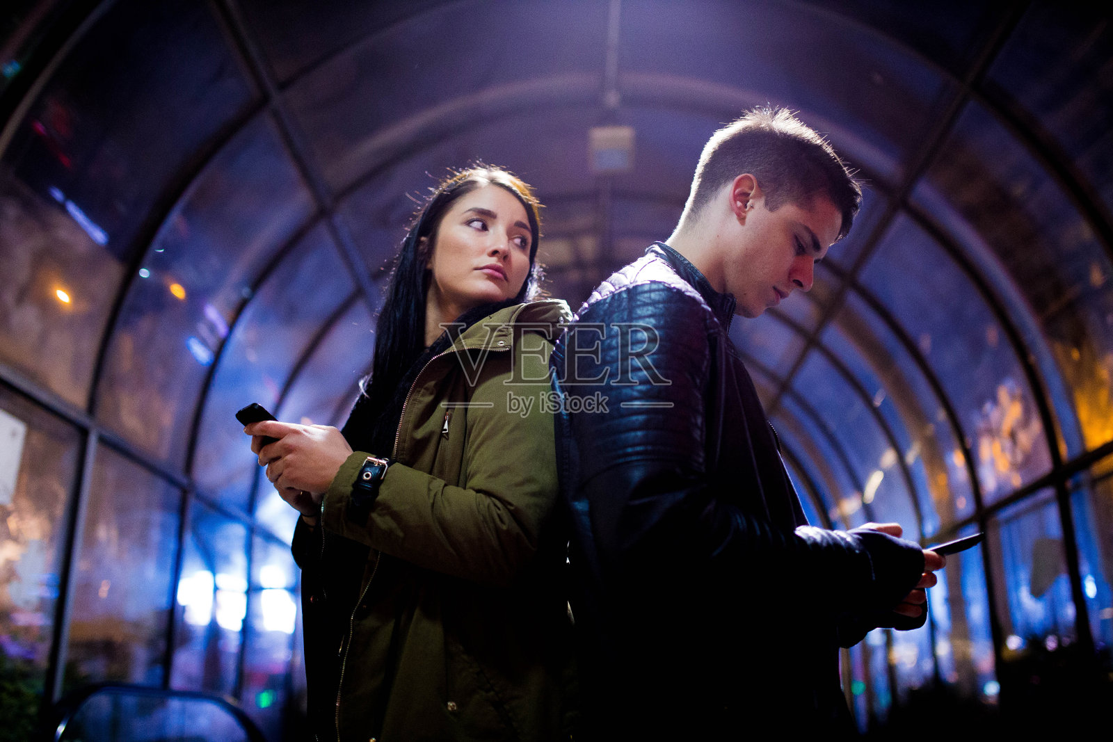 年轻夫妇在用手机照片摄影图片