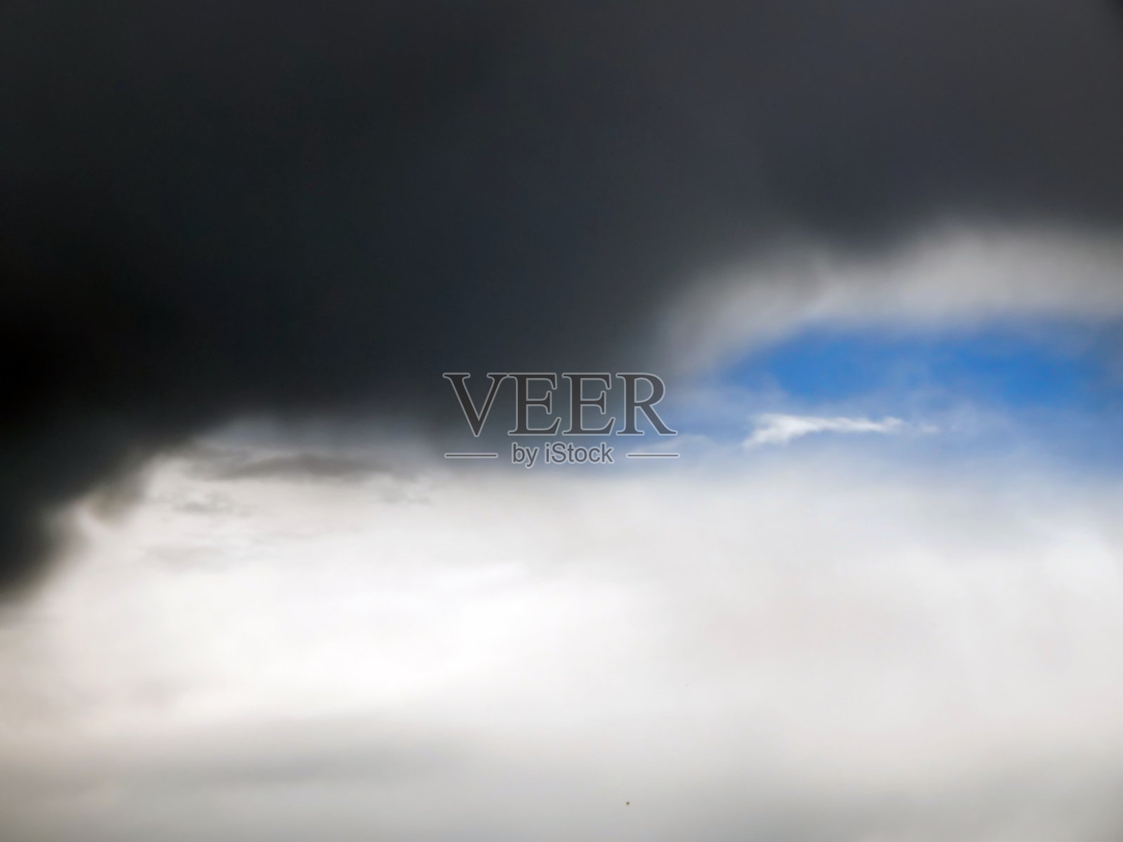 太阳从云层中出现照片摄影图片