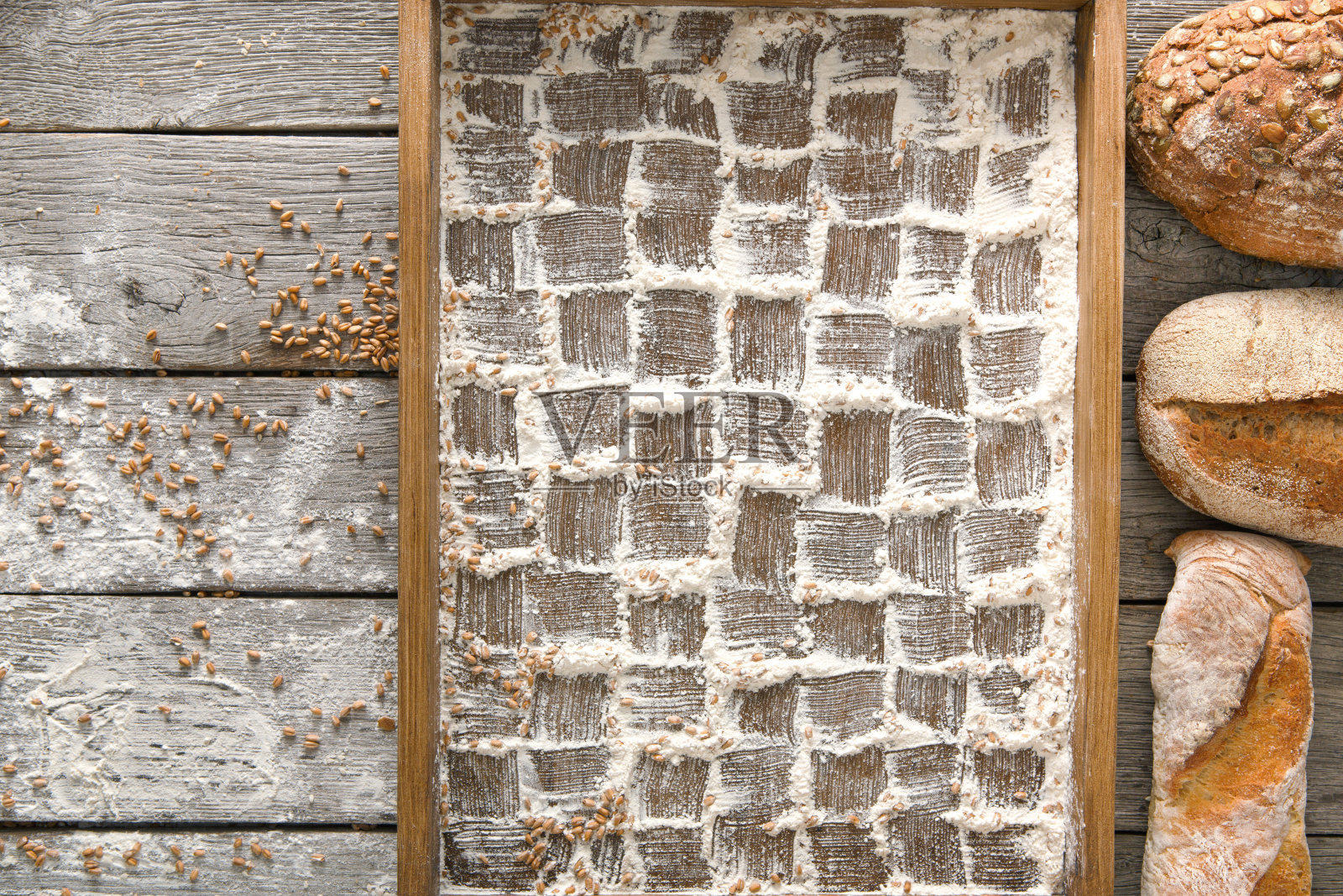 面包烘焙的背景。棕白相间的麦粒面包，有方格图案照片摄影图片