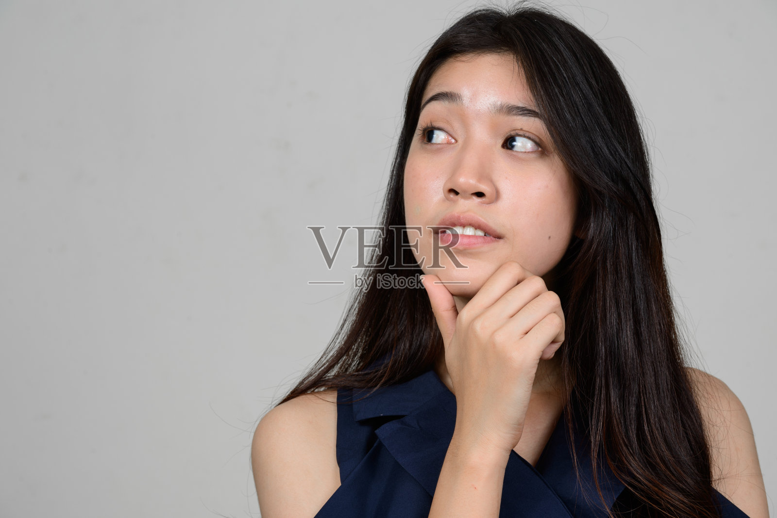 在灰色背景下拍摄的年轻美丽的亚洲女人照片摄影图片