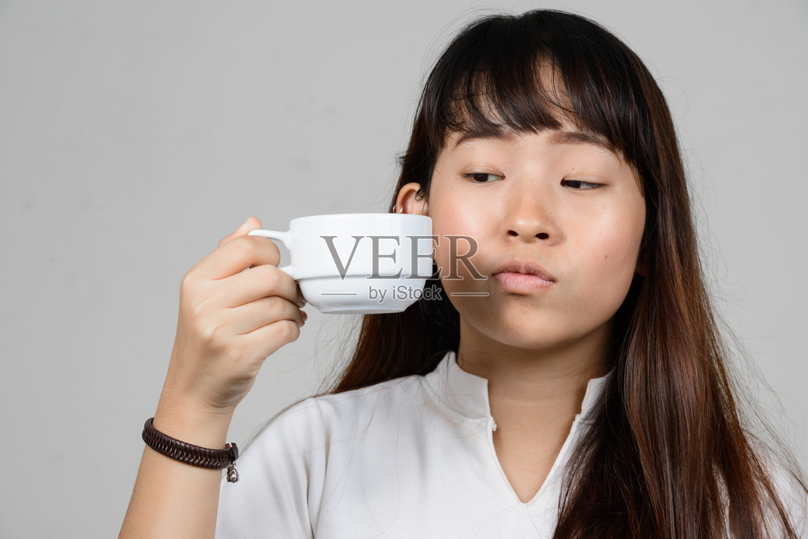 在灰色背景下拍摄的年轻亚洲女性照片摄影图片