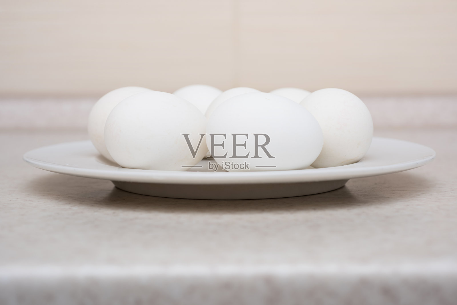 在白色盘子里煮鸡蛋或生鸡蛋照片摄影图片