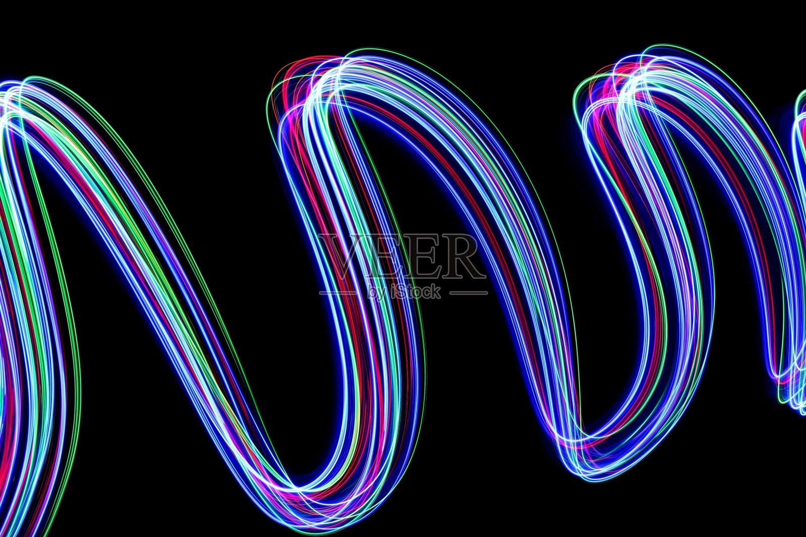 多色光画摄影在一个滚动，波浪的模式，以黑色的背景照片摄影图片