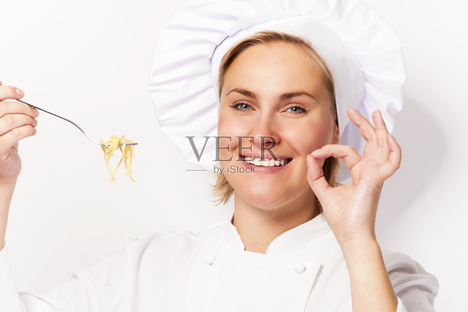 女厨师展示了一个完美的标志，通心粉。照片摄影图片