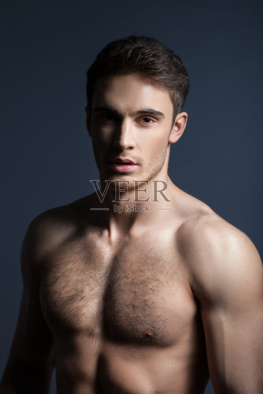 英俊的年轻人在表达他的性感照片摄影图片