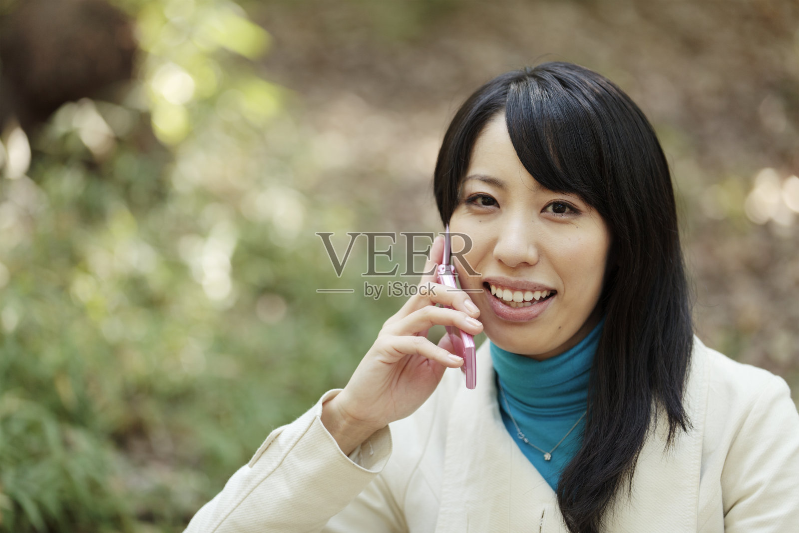 年轻的日本女性正在讲手机照片摄影图片