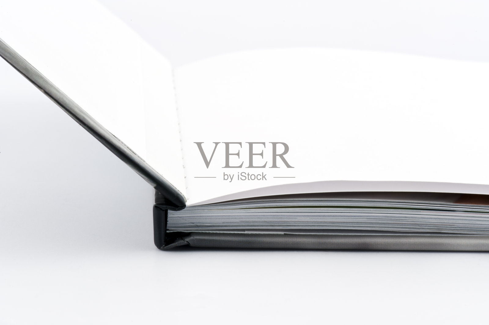 翻开书封面的细节照片摄影图片