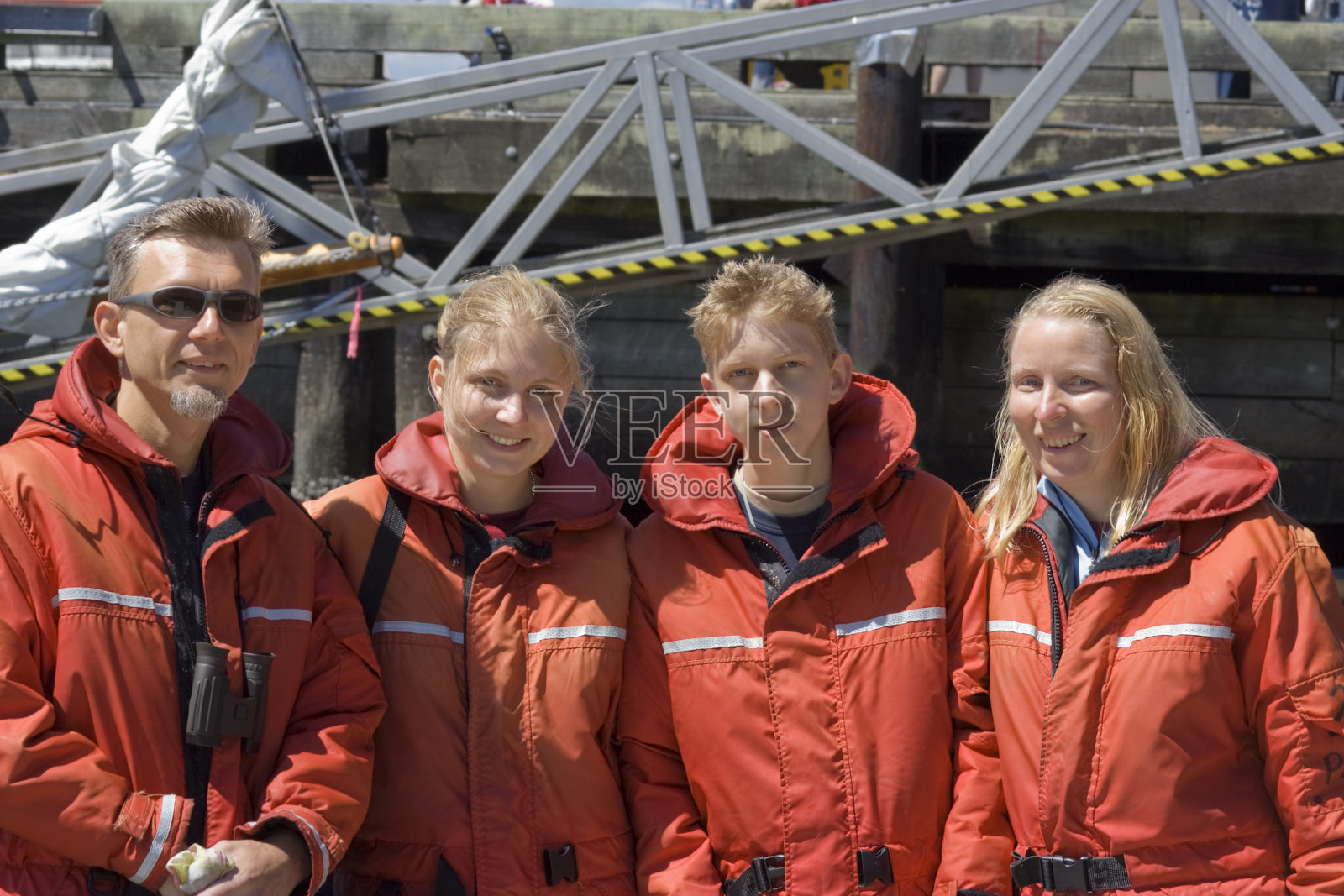 穿着红色救生衣的家人照片摄影图片