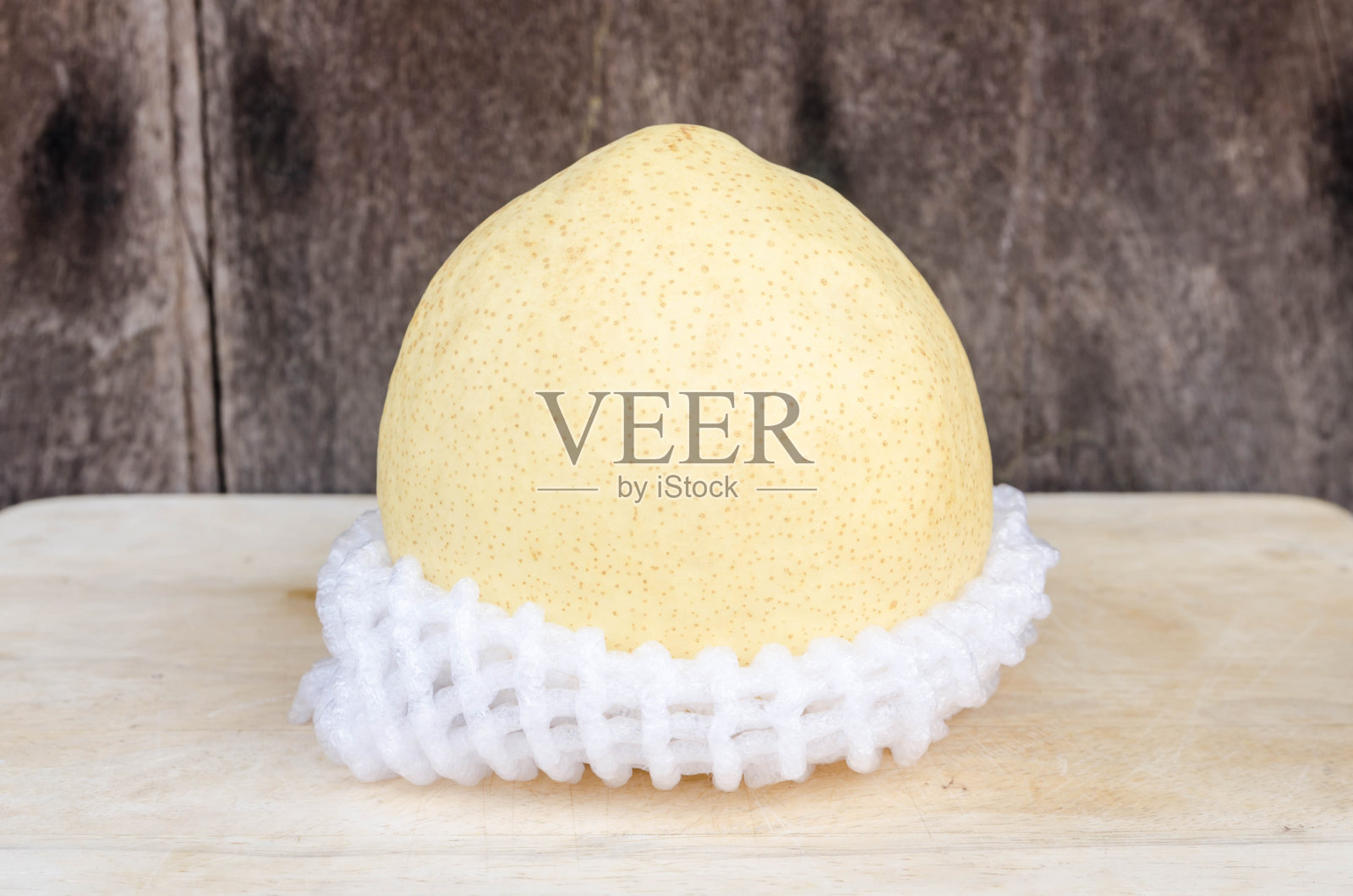 木桌上放着中国梨照片摄影图片