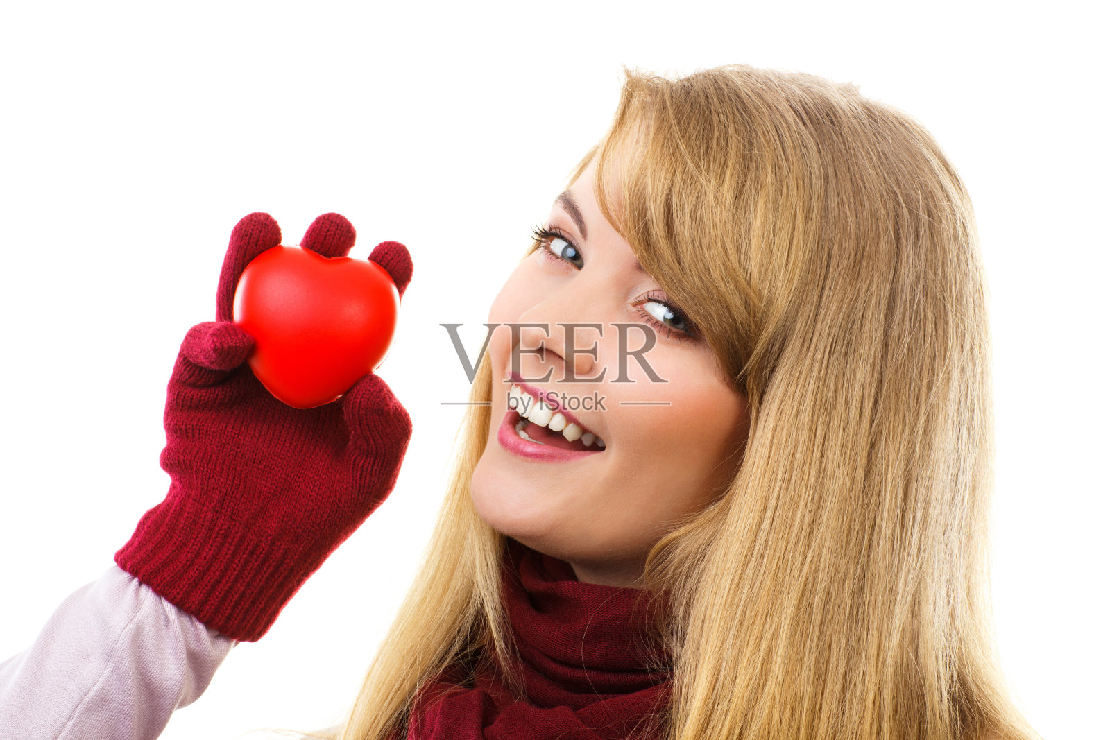 女人在羊毛手套拿着红心，象征着爱照片摄影图片