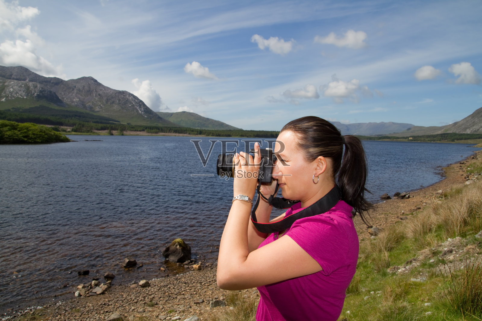 女子拍摄爱尔兰风景照片摄影图片
