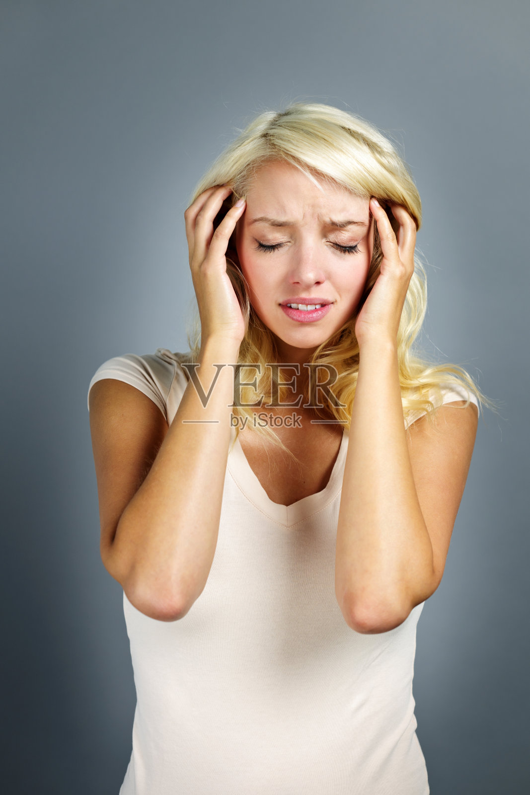 不幸的女人抱着她的头照片摄影图片