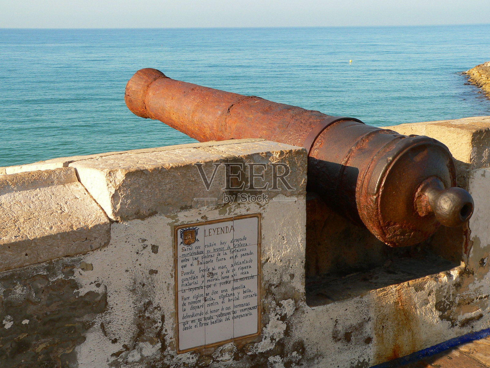 西切斯(西班牙)俯瞰地中海的古老大炮照片摄影图片