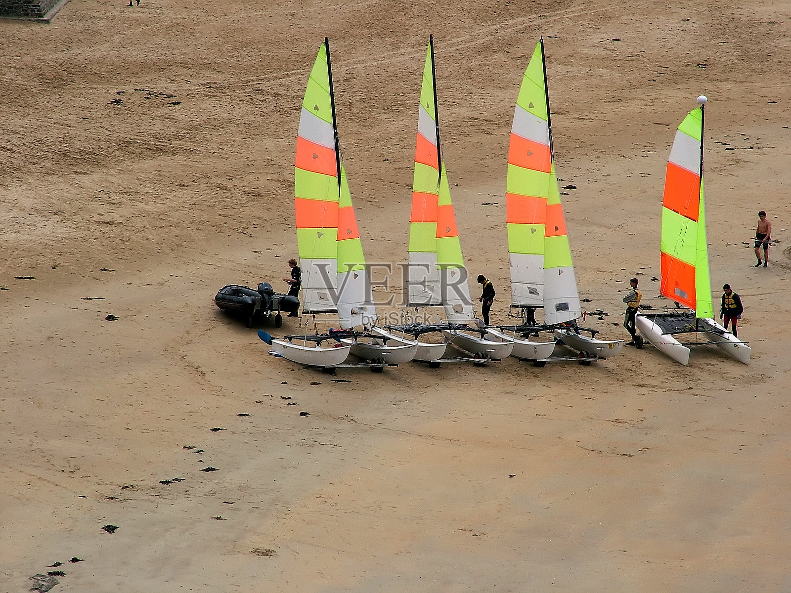 帆在沙地上照片摄影图片