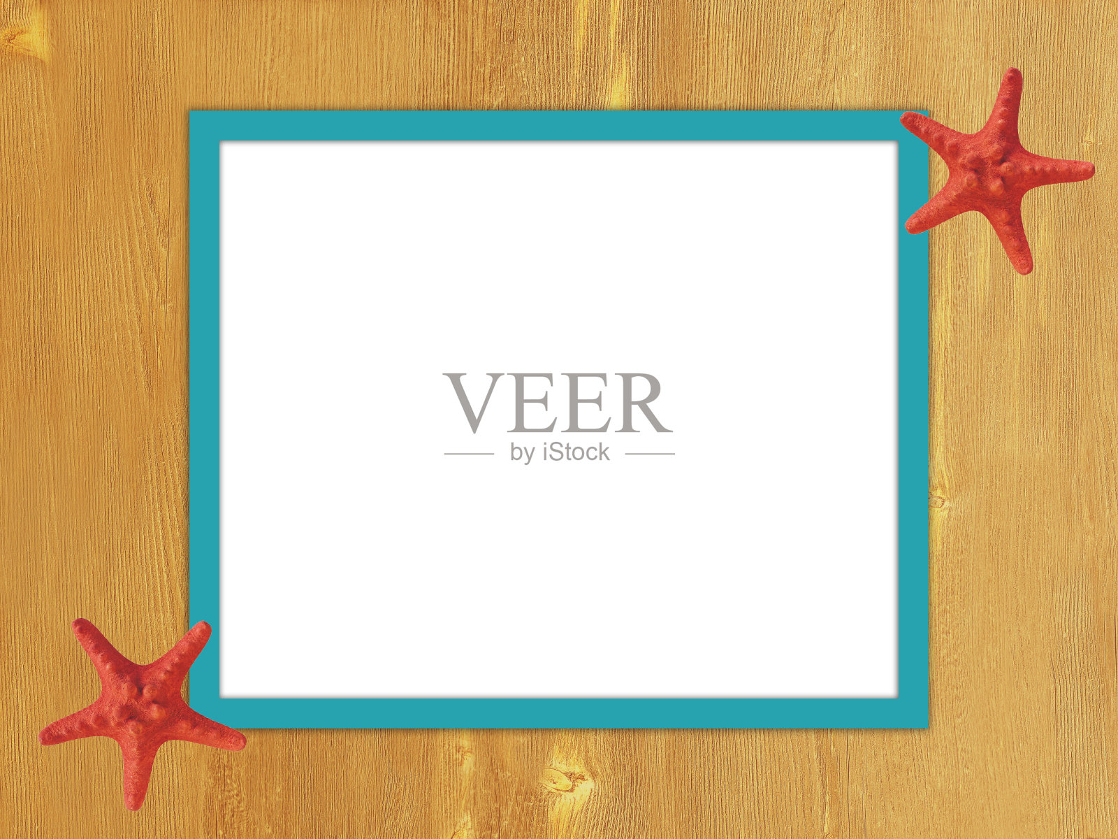 绿松石黄色框架在木背景与海星。照片摄影图片