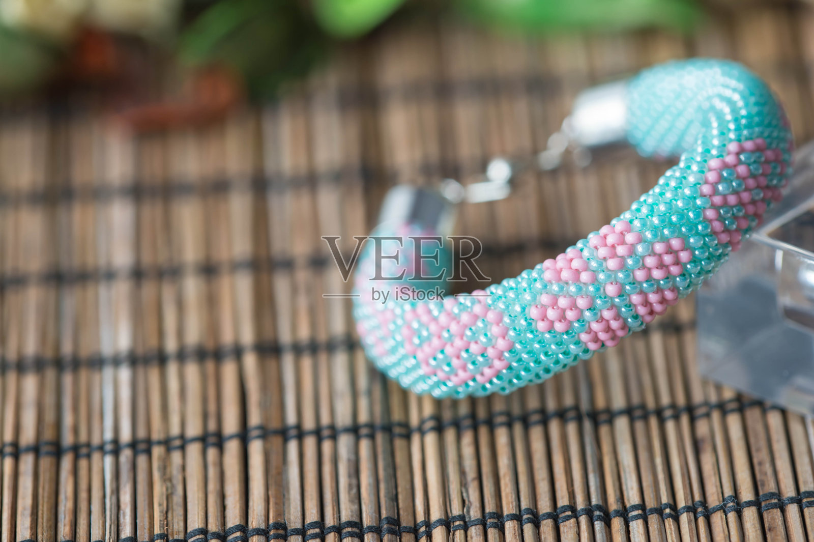 钩针串珠手镯与印花近距离照片摄影图片