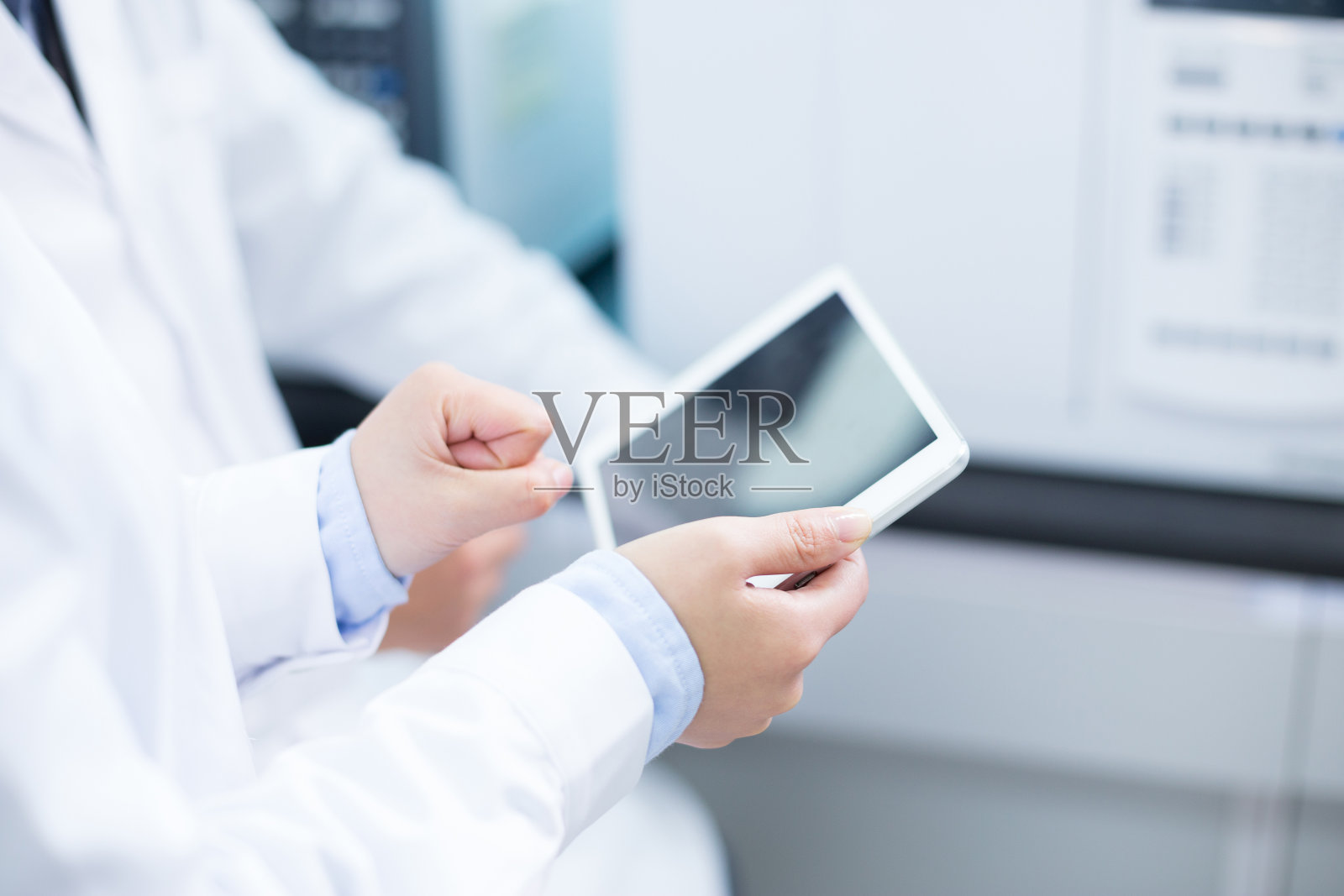 人们用药片分析化学实验数据照片摄影图片