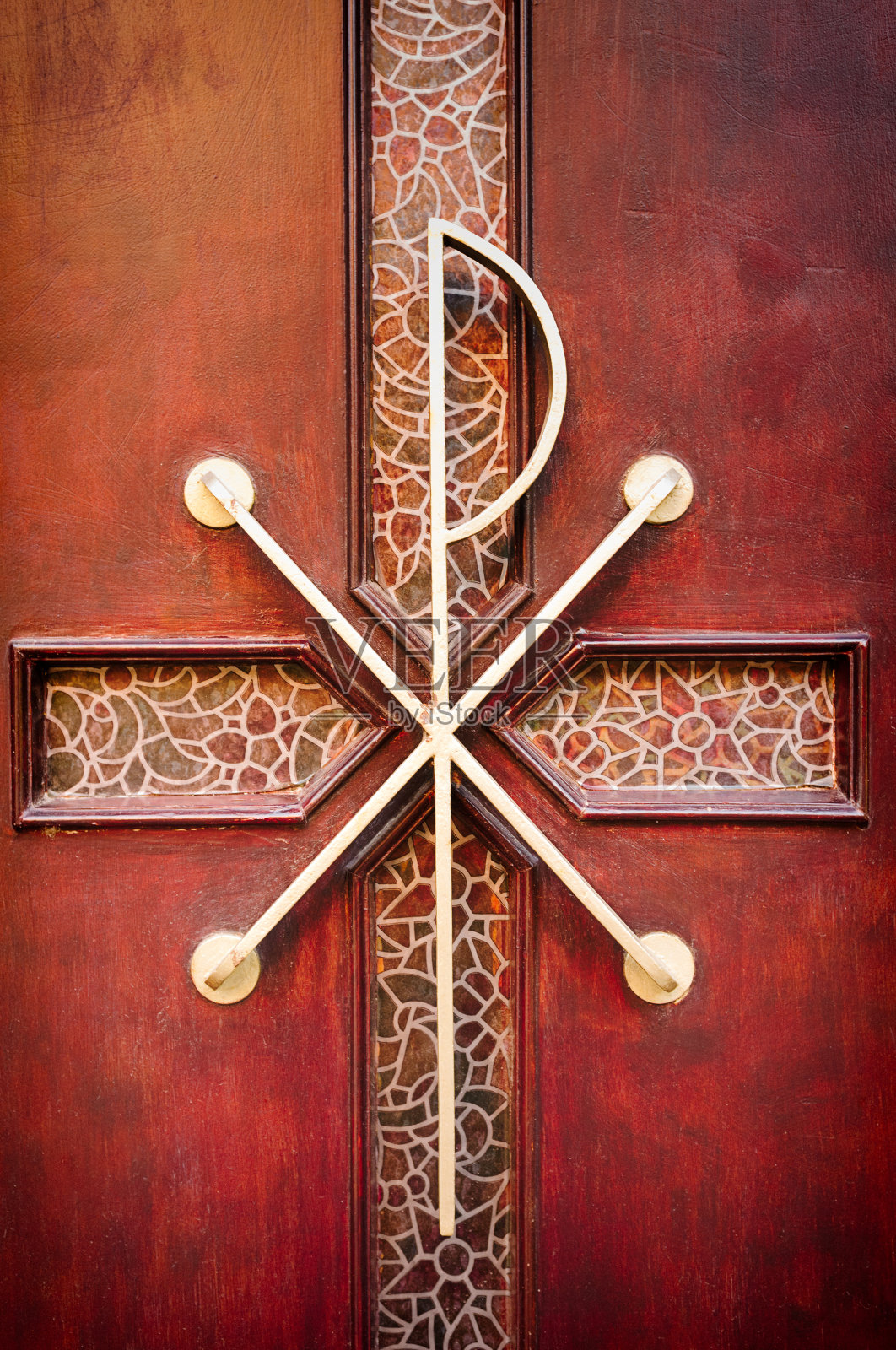 古老的木质墓地教堂门。照片摄影图片