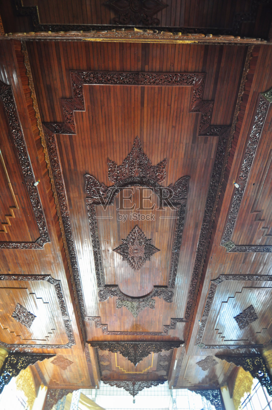 美丽的缅甸瑞威塔里昂卧佛寺天花板。照片摄影图片