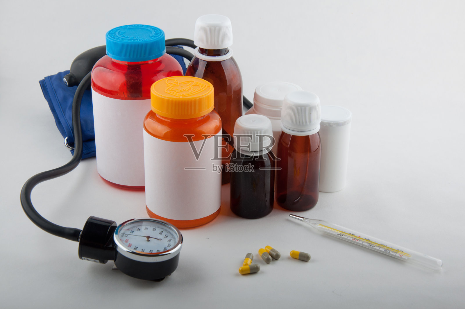 医疗刻度眼压计，温度计，药片和瓶子照片摄影图片