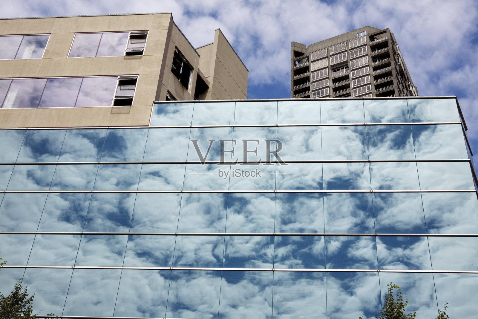 办公楼中的云反射照片摄影图片