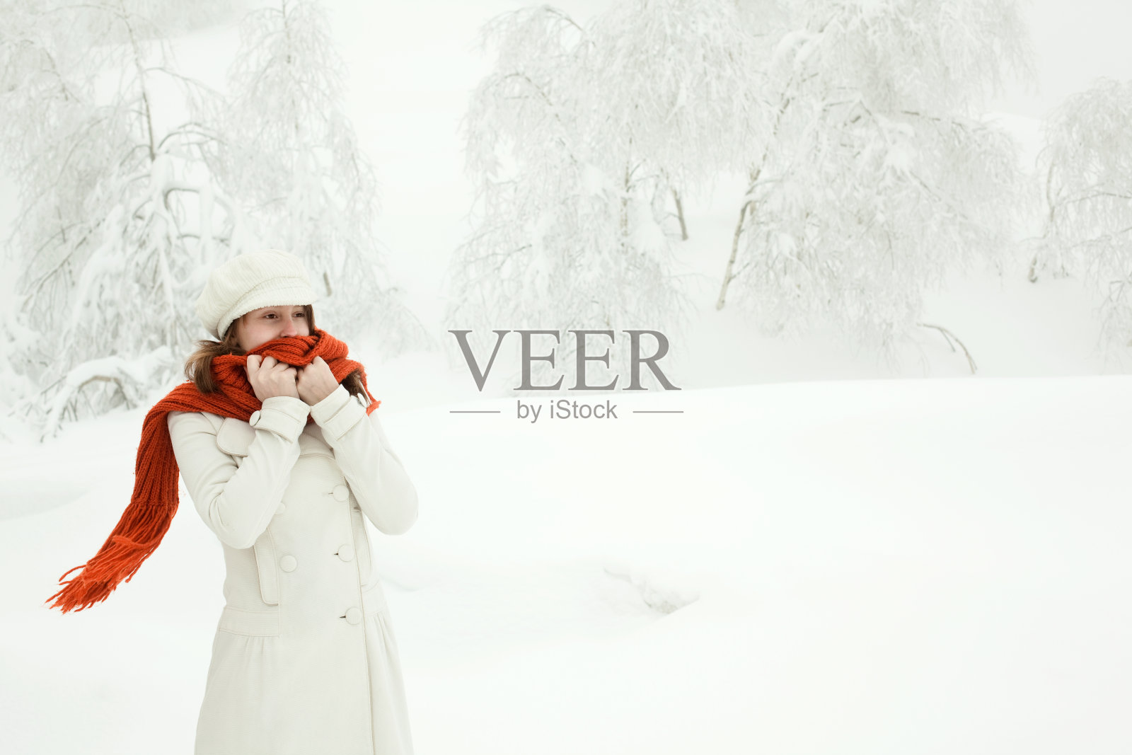 美丽放松女孩自由想肖像冬季户外用照片摄影图片