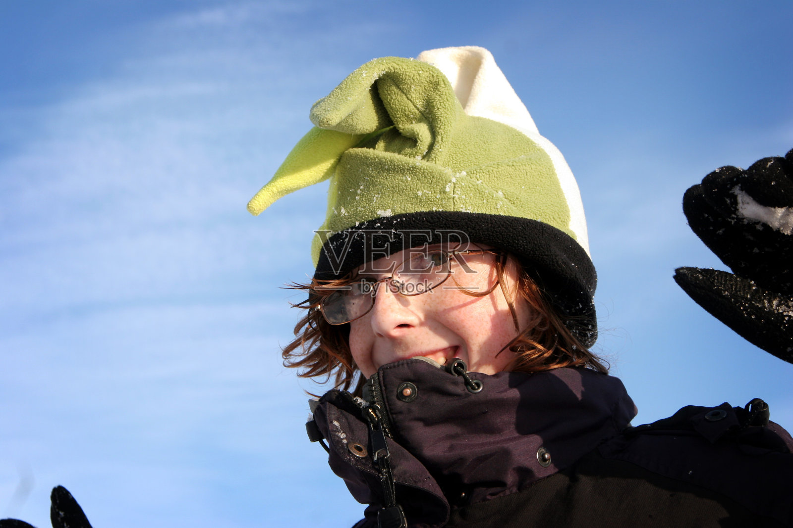 快乐的青少年在外面玩照片摄影图片