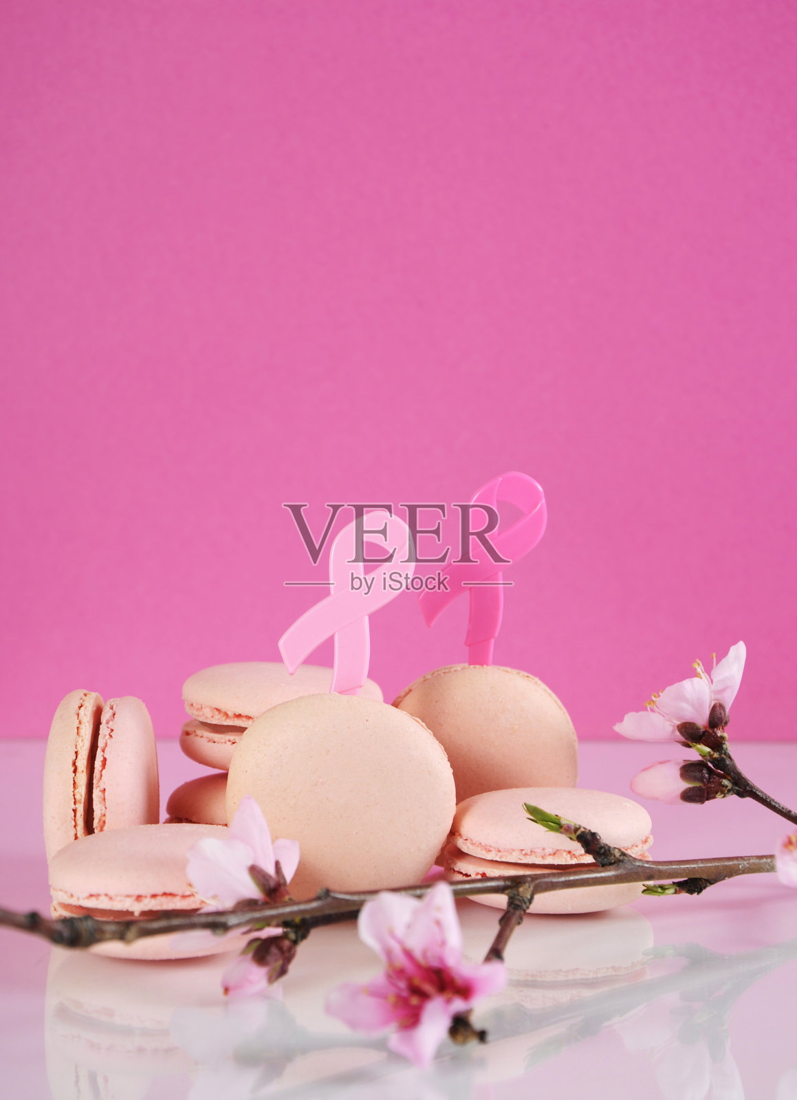 粉红丝带10月慈善月的粉红马卡龙照片摄影图片