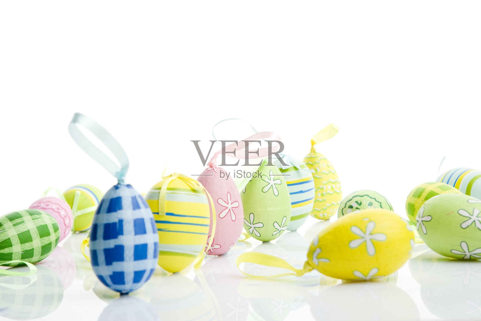 白色背景上的复活节彩蛋照片摄影图片