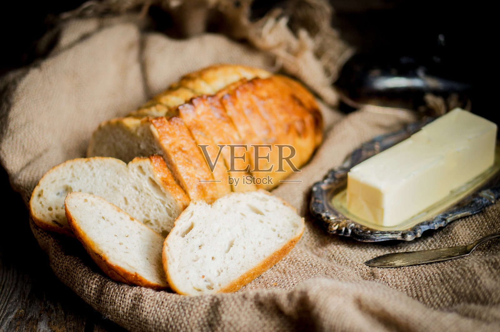 切片的新鲜面包，木质背景，复古照片摄影图片