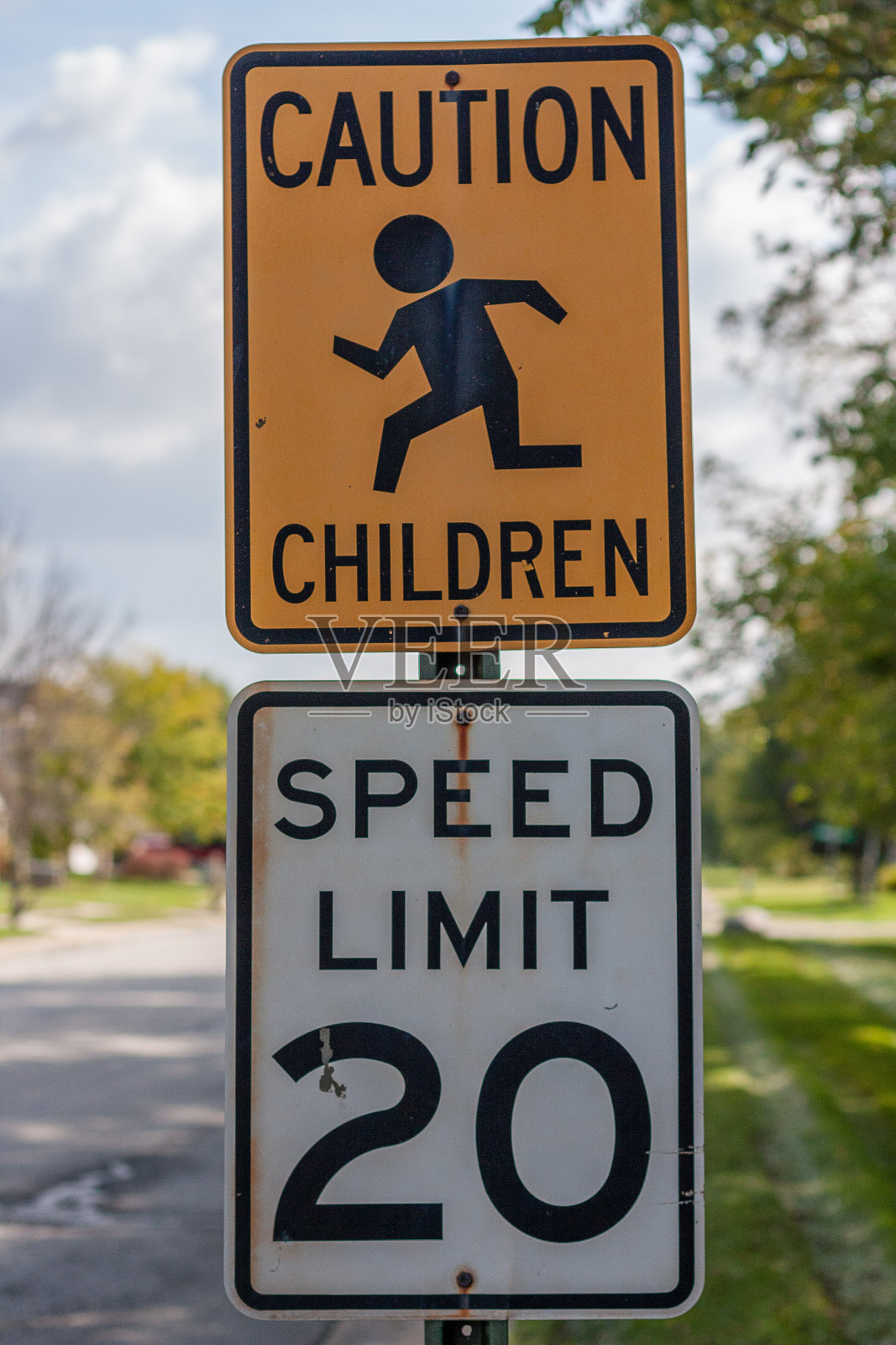 儿童玩耍/限速路标照片摄影图片