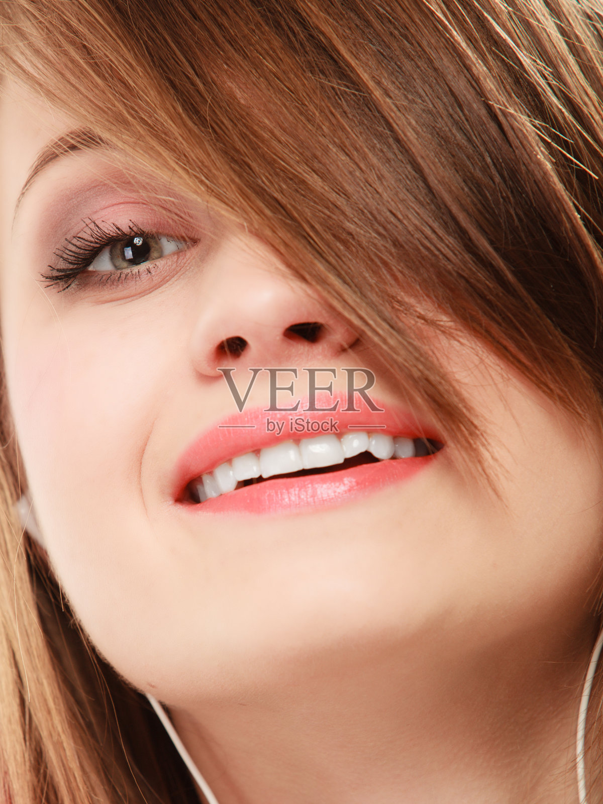 女孩戴着白色耳机听音乐照片摄影图片