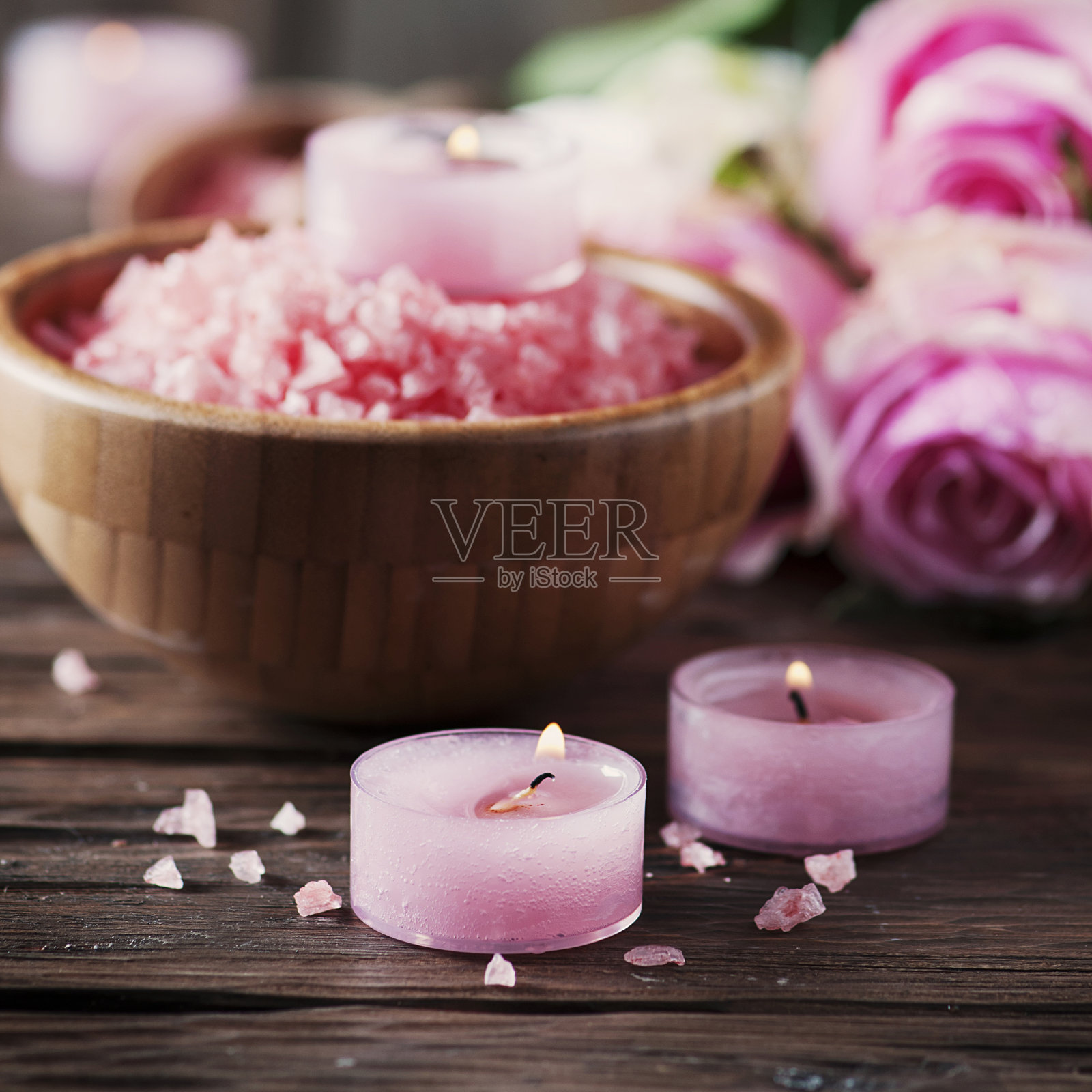 用粉色盐和蜡烛做SPA照片摄影图片