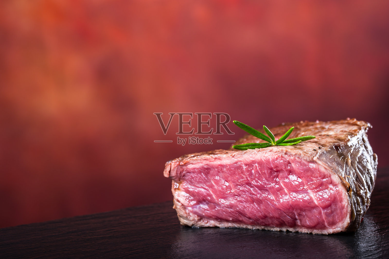 烤牛排。厚牛肉，多汁的西冷牛排烤架上照片摄影图片