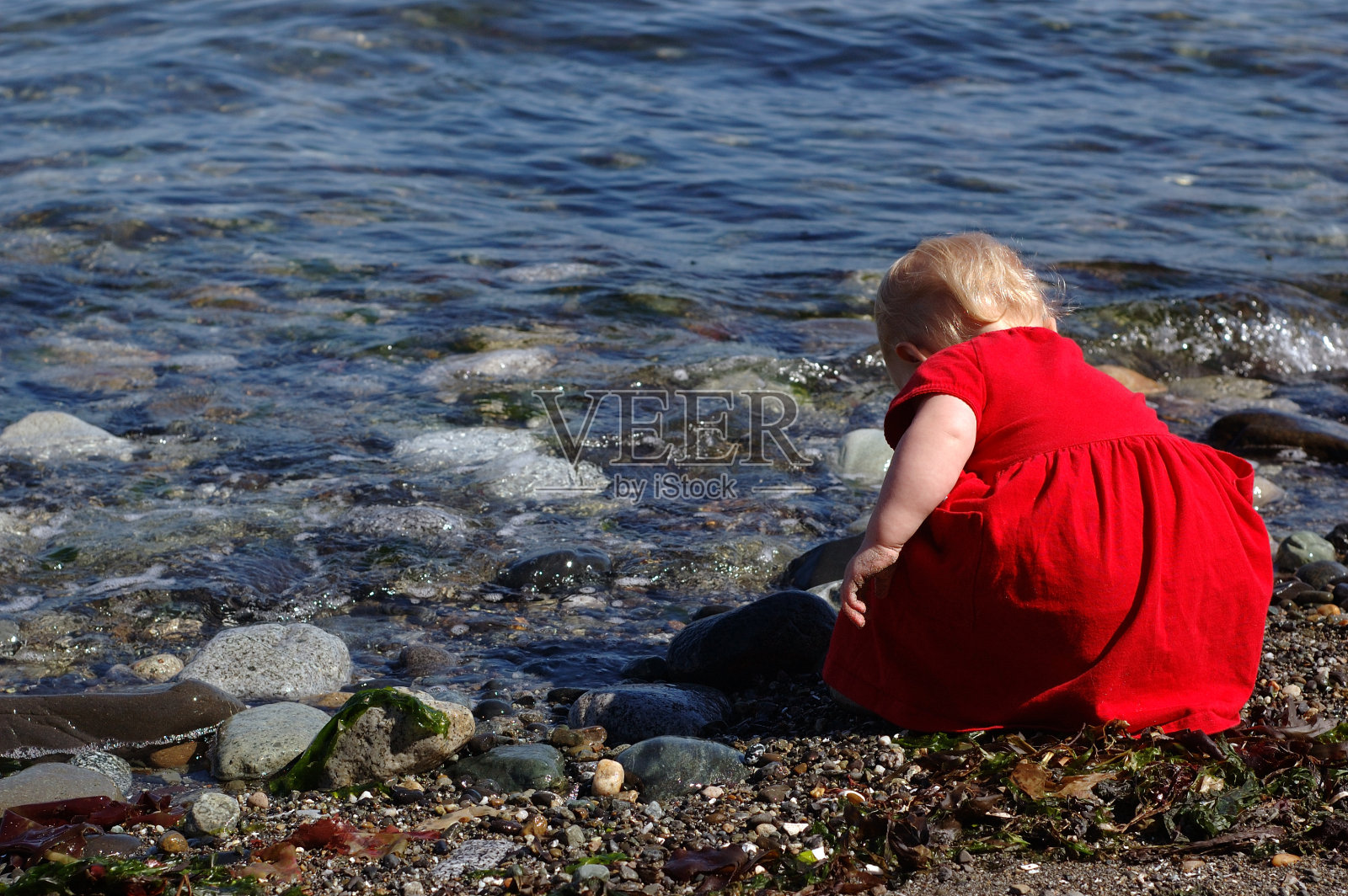 孩子在沙滩上照片摄影图片