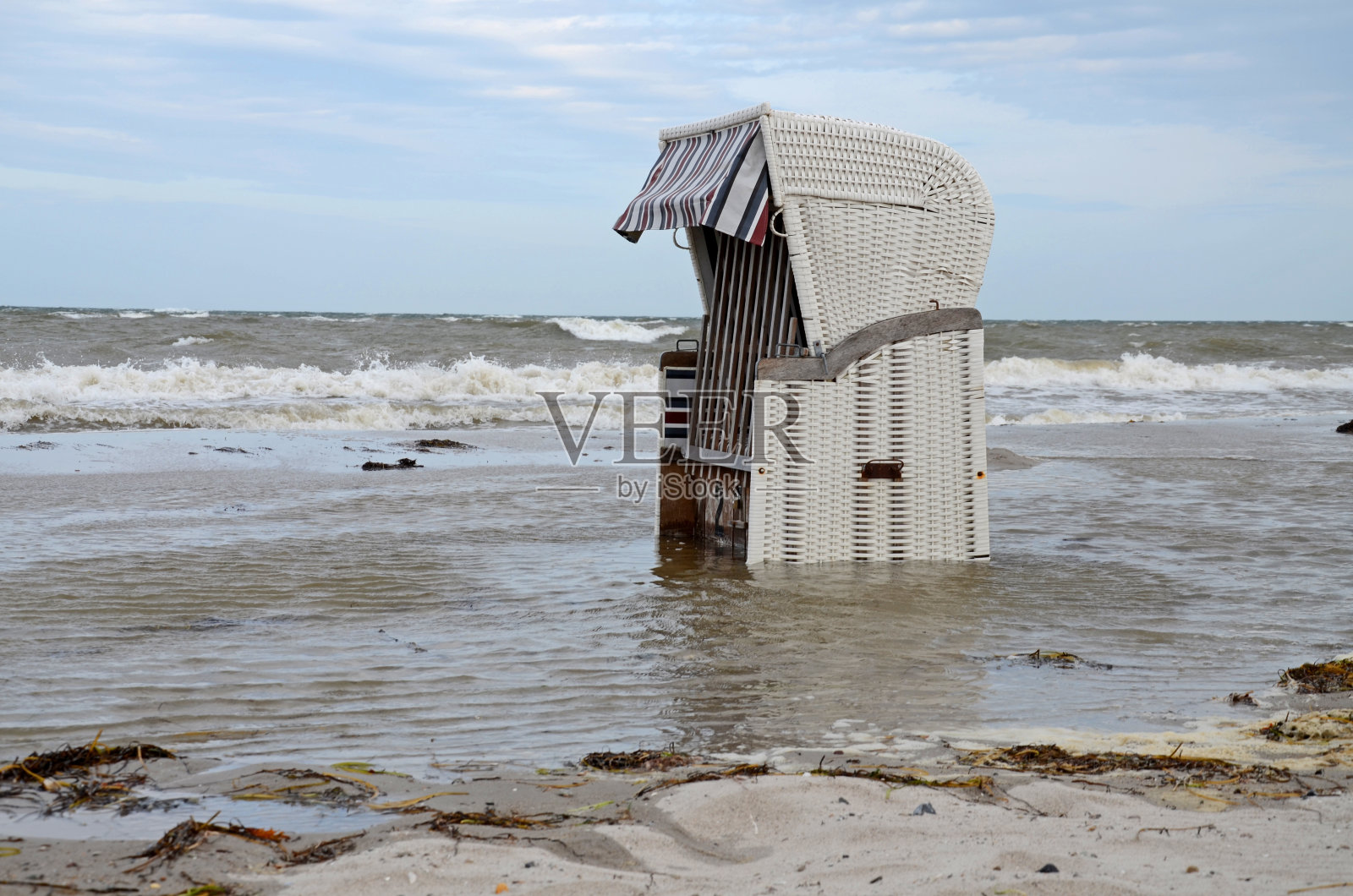 波罗的海附近的沙滩遮阳伞照片摄影图片