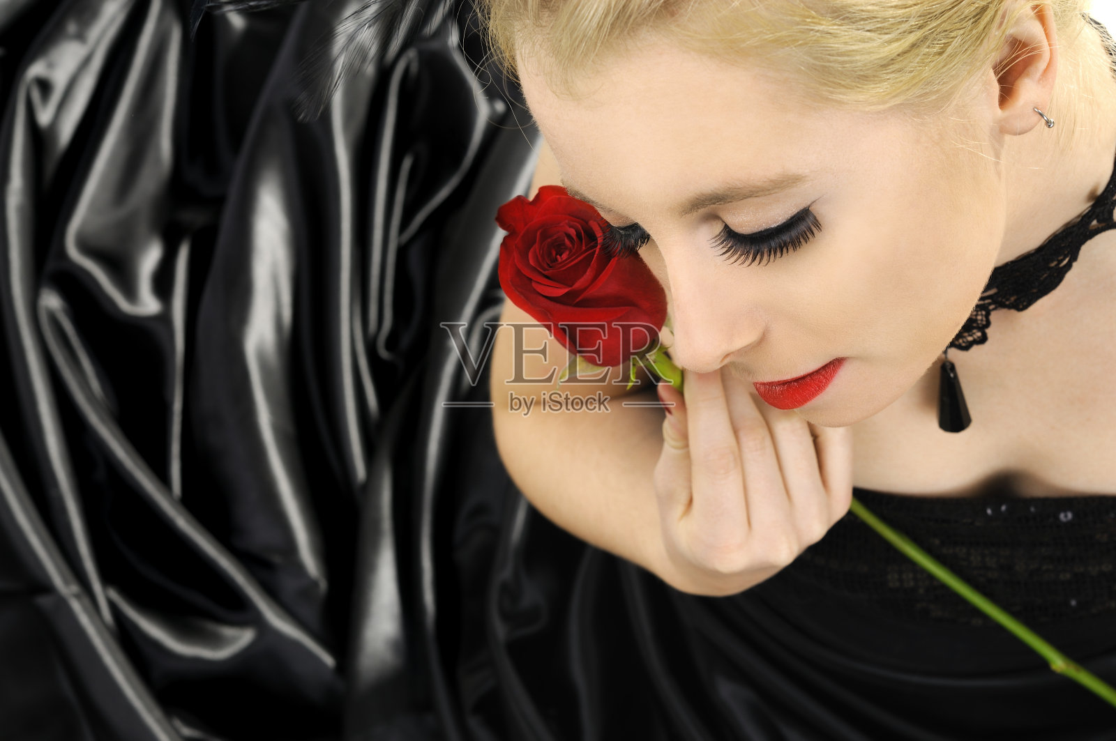 手持红玫瑰的女人照片摄影图片