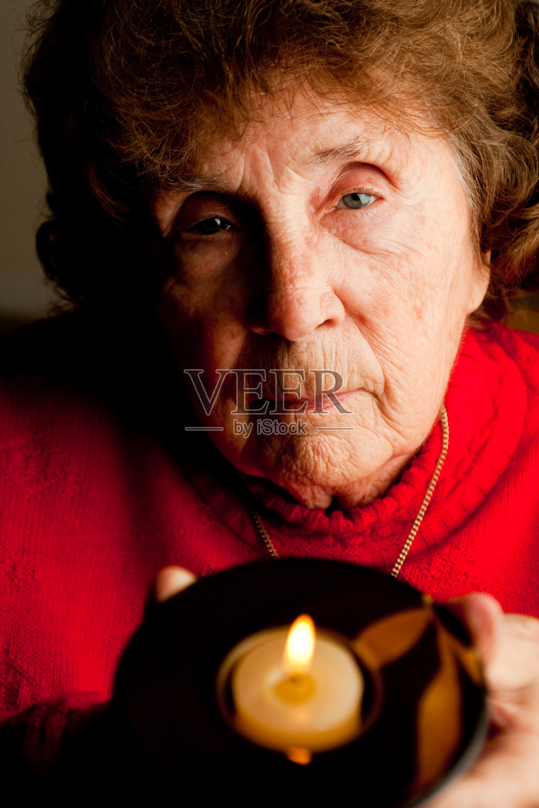 手持蜡烛的老妇人照片摄影图片